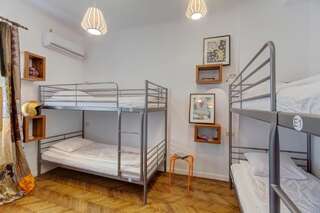 Хостелы First Hostel Bucharest Бухарест Спальное место на двухъярусной кровати в общем номере для мужчин и женщин-1