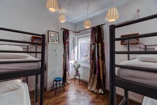 Хостелы First Hostel Bucharest Бухарест Спальное место на двухъярусной кровати в общем номере для мужчин и женщин-2