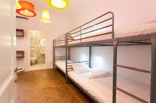 Хостелы First Hostel Bucharest Бухарест Спальное место на двухъярусной кровати в общем 6-местном номере-2