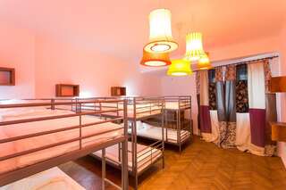 Хостелы First Hostel Bucharest Бухарест Спальное место на двухъярусной кровати в общем 8-местном номере-2