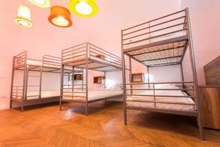 Хостелы First Hostel Bucharest Бухарест Спальное место на двухъярусной кровати в общем 8-местном номере-3
