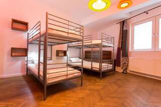 Хостелы First Hostel Bucharest Бухарест Спальное место на двухъярусной кровати в общем 8-местном номере-8