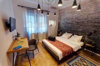 Хостелы First Hostel Bucharest Бухарест Двухместный номер с 1 кроватью и общей ванной комнатой-1